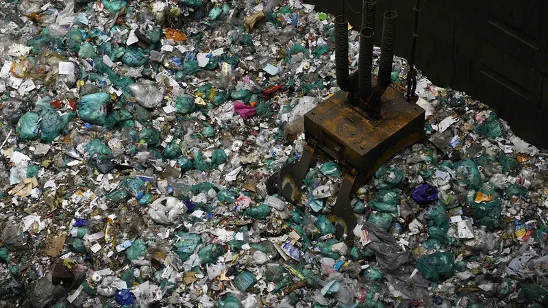 Sebuah derek besar mengambil sampah untuk dibakar di tempat pengolahan limbah Musashino Clean Center di Tokyo (AFP Photo)