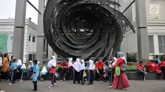 Rombongan siswa Sekolah Dasar (SD) memadati Museum Nasional, Jakarta, Selasa (26/6). Dalam rangka merayakan ulang tahun Jakarta ke-491, Pemprov DKI Jakarta menggratiskan tiket masuk museum-museum yang berada di Jakarta. (Merdeka.com/ Iqbal S. Nugroho)