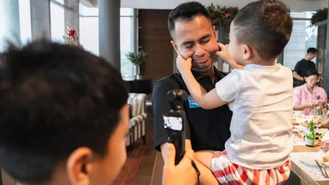 Potret Rayyanza gemas dengan Raffi Ahmad (credit: https://www.instagram.com/raffinagita1717/)