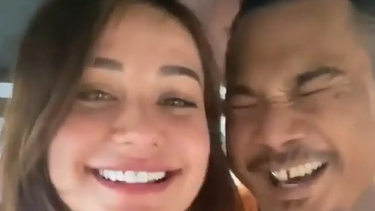 5 Momen Nora Alexandra Jenguk Jerinx, Lepas Rindu di Mobil Tahanan