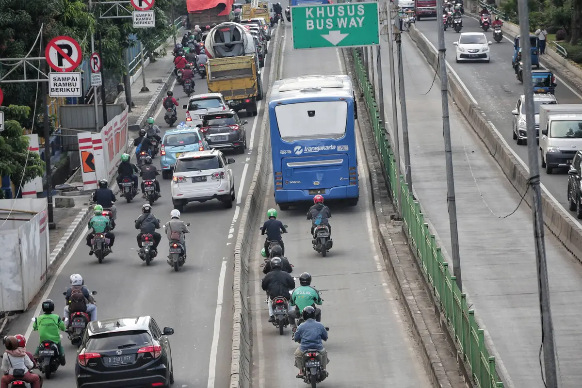 Kurang Disiplin, Mobil dan Sepeda Motor Masuk Jalur Transjakarta