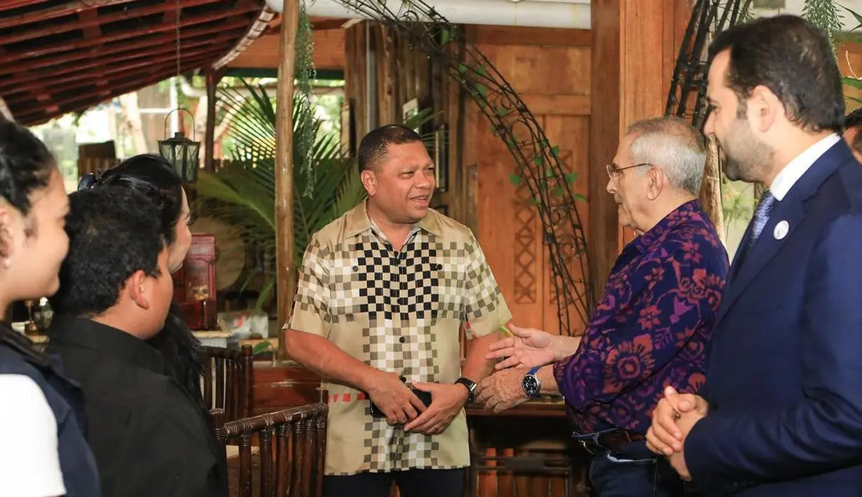 Tidak hanya menikmati liburan seru bersama keluarga suaminya, Krisdayanti, Raul Lemos dan dua anaknya juga menyambangi kediaman Presiden Timor Leste, Jose Ramos Horta. [Youtube/The Lemos Family]