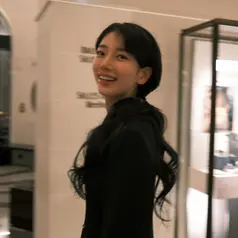 Sederet outfit musim gugur Suzy, cocok jadi inspirasi kamu saat cuaca dingin. (instagram.com/skuukzky)