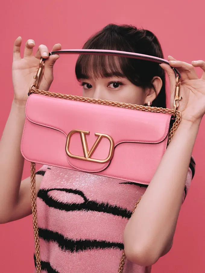 Valentino Hidupkan Kembali Motif Harimau Koleksi 1967 di Kapsul Tahun Baru Imlek 2022