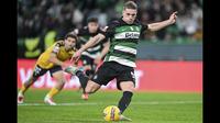 Pemain Sporting CP, Viktor Gyokeres mencetak gol ke gawang Estoril Praia melalui tendangan penalti dalam laga lanjutan Liga Portugal 2024/2025 di Stadion Jose Alvalade, Lisbon, Portugal, Senin (03/03/2025) waktu setempat. (AFP/Patricia De Melo Moreira)
