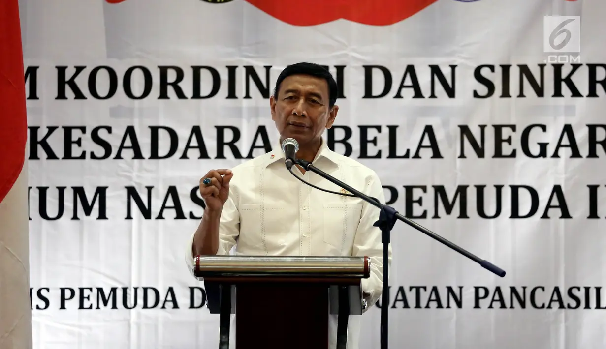 Menko Polhukam, Wiranto memberikan sambutan dalam acara Simposium Nasional Pemuda Indonesia, Jakarta, Rabu (30/8). Acara bertema "Peran strategis Pemuda Indonesia dalam penguatan Pancasila sebagai Bangsa dan Bela Negara". (Liputan6.com/Johan Tallo)