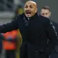 Pelatih Inter Milan, Luciano Spalletti, memberikan arahan kepada anak asuhnya saat pertandingan melawan Lazio pada laga Serie A, Italia, di Stadion Giuseppe Meazza, Milan Sabtu (30/12/2017). Inter Milan ditahan imbang 0-0 oleh Lazio. (AP/Antonio Calanni)