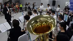 Orkes Tiup Jepang Jakarta tampil menghibur penumpang Moda Raya Terpadu (MRT) di Stasiun Bundaran HI, Minggu (21/7/2019). Aksi Orkes Tiup Jepang yang terdiri dari instrumen tiup, kuningan dan perkusi oleh warga Jepang yang tinggal di Jakarta ini merupakan hiburan gratis. (Liputan6.com/Johan Tallo)