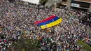 Puluhan ribu demonstran antipemerintah menuntut pengunduran diri Presiden Venezuela Nicolas Maduro di Caracas, Venezuela, Sabtu (2/2). Tokoh oposisi Juan Guaido mendeklarasikan dirinya sebagai 'presiden interim'. (AP Photo/Juan Carlos Hernandez)