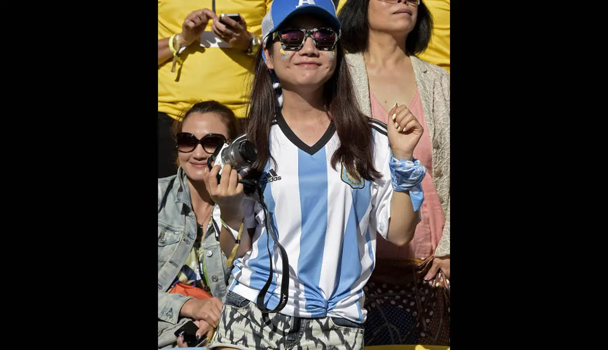 Seorang fans tampak memakai jersey Jerman saat menyaksikan laga final piala dunia melawan Brasil, Senin (14/7/14). (AFP PHOTO/PATRIK STOLLARZ)