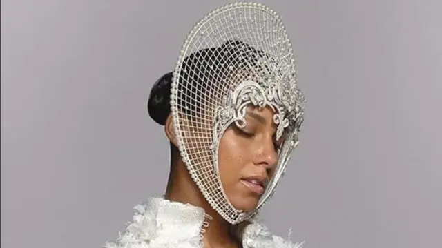 Penyanyi Alicia Keys Pakai Headpiece Karya Rinaldy Yunardi