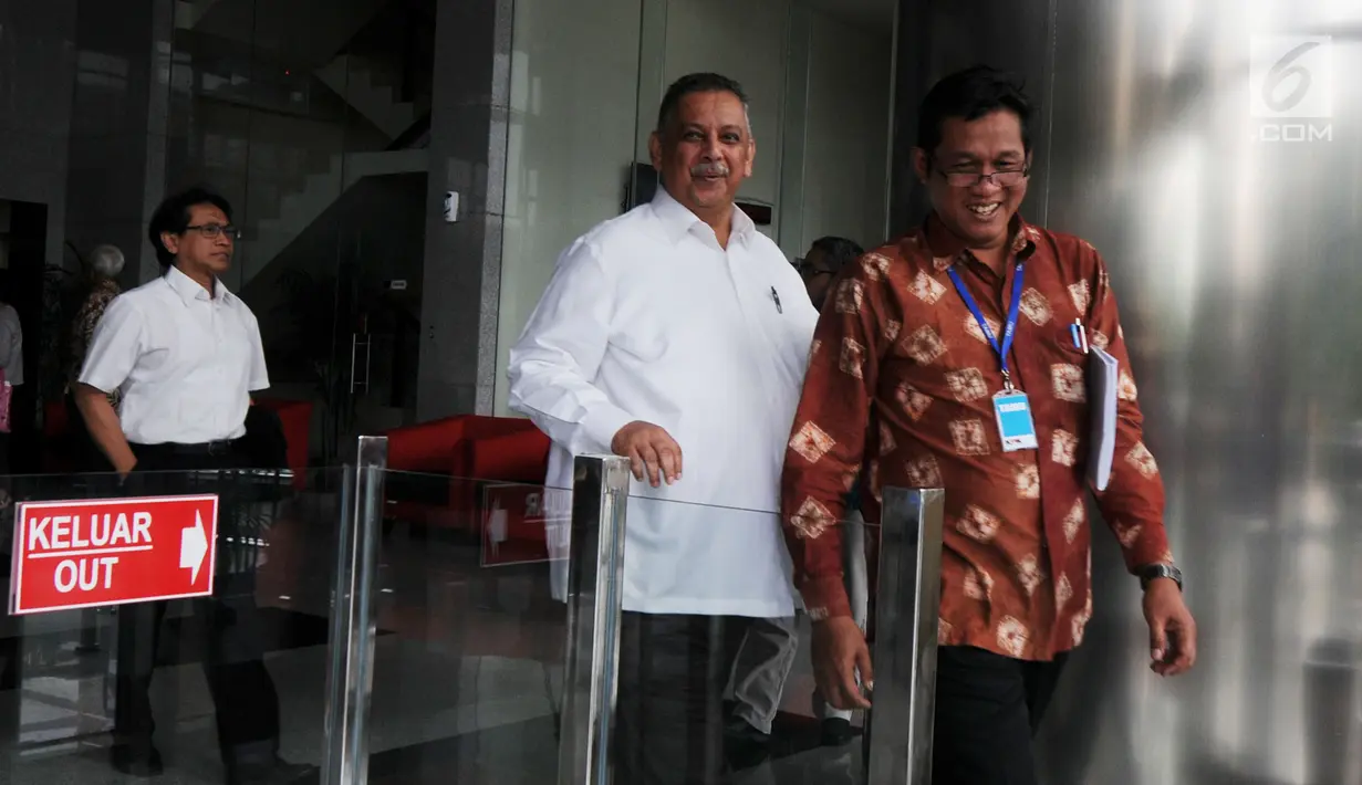 Direktur Utama PT Perusahaan Listrik Negara (PLN) Sofyan Basir usai melakukan pertemuan tertutup di Gedung KPK, Jakarta, Kamis (22/3). Pertemuannya dengan pimpinan KPK untuk berkoordinasi terkait pencegahan korupsi di PLN. (Merdeka.com/Dwi Narwoko)