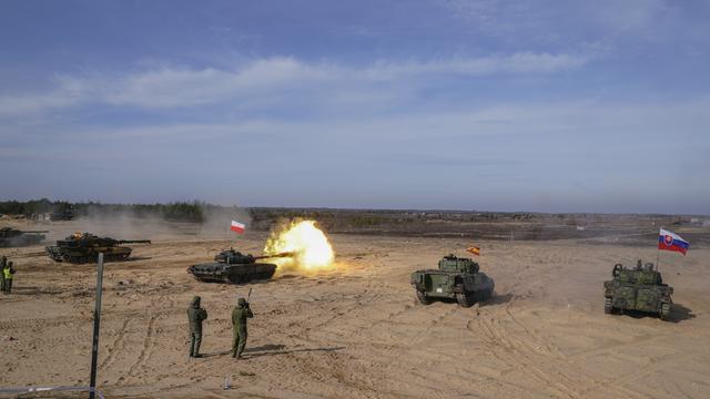 Melihat Latihan Militer NATO di Latvia