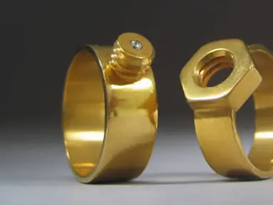 Sepasang cincin pernikahan ini dirancang dengan hiasan menyerupai baut, sehingga jika kedua cincin saling dihubungkan maka akan menjadi satu. (neatorama.com)