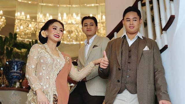 6 Potret Kompak Yuni Shara dan Kedua Putranya di Acara Nikahan Atta-Aurel