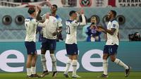 Pemain Timnas Inggris, Jack Grealish (kiri) melakukan selebrasi bersama rekan-rekannya usai mencetak gol keenam ke gawang Timnas Iran dalam laga matchday pertama Grup B Piala Dunia 2022 di Khalifa International Stadium, Doha, Qatar, Senin (21/11/2022) malam WIB. (AP/Frank Augstein)