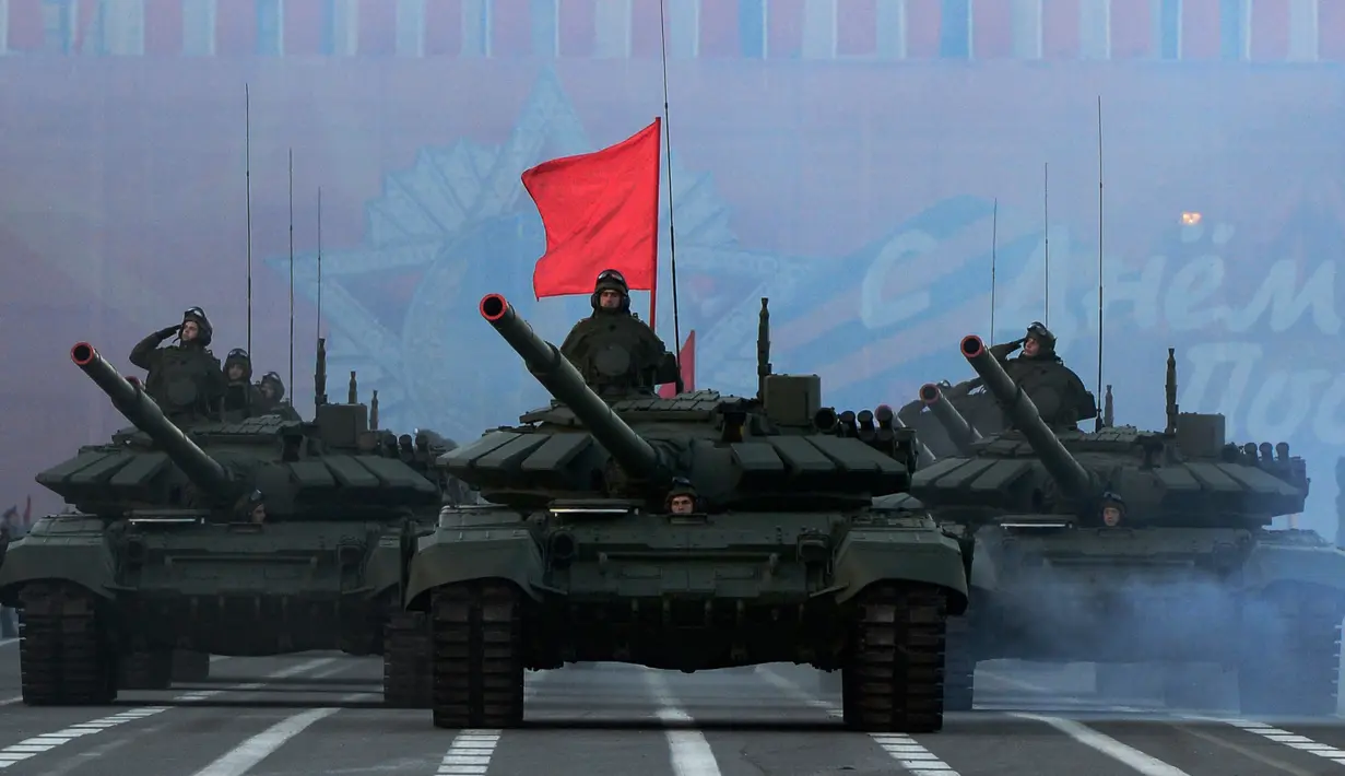 Tank super canggih saat latihan untuk parade militer Kemenangan di Dvortsovaya di Saint Petersburg (3/5). Rusia akan merayakan ulang tahun ke-72 dari kemenangan atas Nazi Jerman di pada 9 Mei 1945. (AFP Photo/Olga Maltseva)