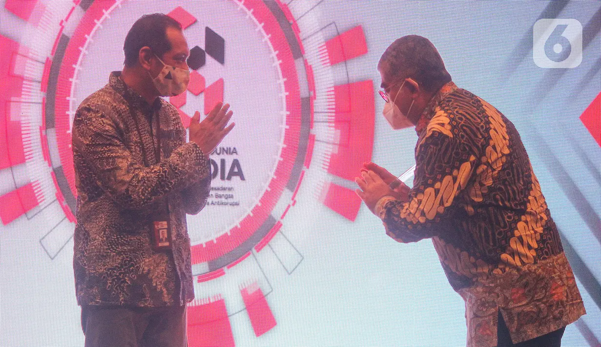 Wakil Ketua KPK Nurul Ghufron (kiri) dan Direktur Pengembangan Investasi BPJAMSOSTEK Amran Nasution (kanan) pada acara penganugrahan rangakaian peringatan Hakordia 2020 di Gedung KPK, Selasa (22/12/2020). BPJAMSOSTEK meraih penghargaan pada peringatan Hakordia 2020. (Liputan6.com/Pool/bpjamsostek)