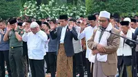 Saat salat ied, Presiden Jokowi memilih mengenakan kain batik sebagai sarung. [@jokowi]