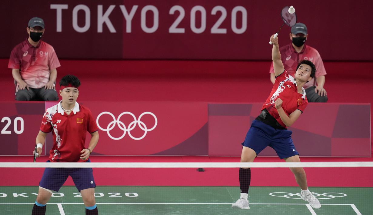 Pebulu tangkis China Yue Du/Yin Hui Li saat melawan pebulu tangkis Indonesia Greysia Polii/Apriyan Rahayu pada perempat final ganda putri di Olimpiade Tokyo 2020, Tokyo, Jepang, Kamis (29/7/2021). Greysia Polii/Apriyan Rahayu menang. (AP Photo/Markus Schreiber)