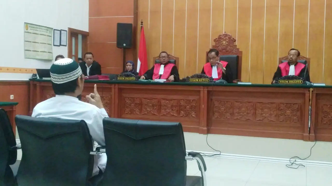 Dalang kerusuhan Mako Brimob Wawan Kurniawan alias Abu Afif mengekspresikan kegeramannya terhadap putusan hakim. (Merdeka.com/Ronald)