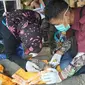 Tim dari Pusat Suaka Satwa Elang Jawa (PSSEJ) Halimun Salak merawat Elang Alap Jambul yang ditemukan warga saat bencana banjir melanda Kabupaten Bogor. (Liputan6.com/Achmad Sudarno)