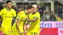 Pemain Inter Milan Nicolo Barella (depan) merayakan dengan rekan setimnya setelah mencetak gol ke gawang Fiorentina pada pertandingan sepak bola Liga Italia di Artemio Franchi Stadium, Florence, Italia, 22 Oktober 2022. (Massimo Paolone/LaPresse via AP)