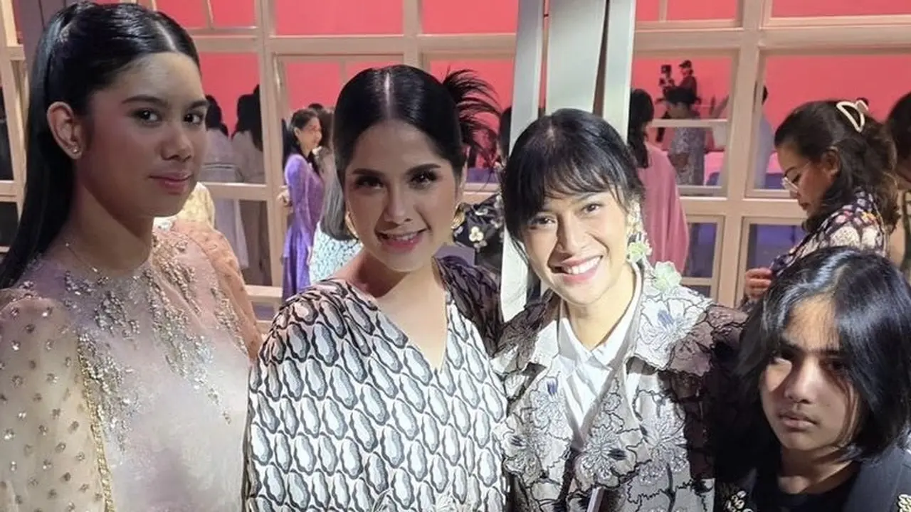 Gaya Almira Putri Annisa Pohan dengan Ishana Putri Dian Sastrowardoyo saat Hadir Fashion Show Biyan