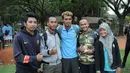 Usai berlatih tanding dengan tim Pra PON DKI Jakarta di lapangan SPH Karawaci, Tangerang, (9/9/2014), sejumlah pemain Timnas Indonesia U23 langsung diserbu penggemarnya. Tampak Alfin Ismail Tuasalamony berfoto bersama. (Liputan6.com/Helmi Fithriansyah)