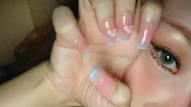 Cheeck Nails Manicure