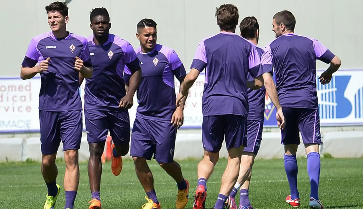Para punggawa Fiorentina tengah melakukan latihan terakhir  jelang pertandingan melawan Dynamo Kiev pada leg ke-2 perempatfinal European League, Kamis (23/4/2015). (AFP)