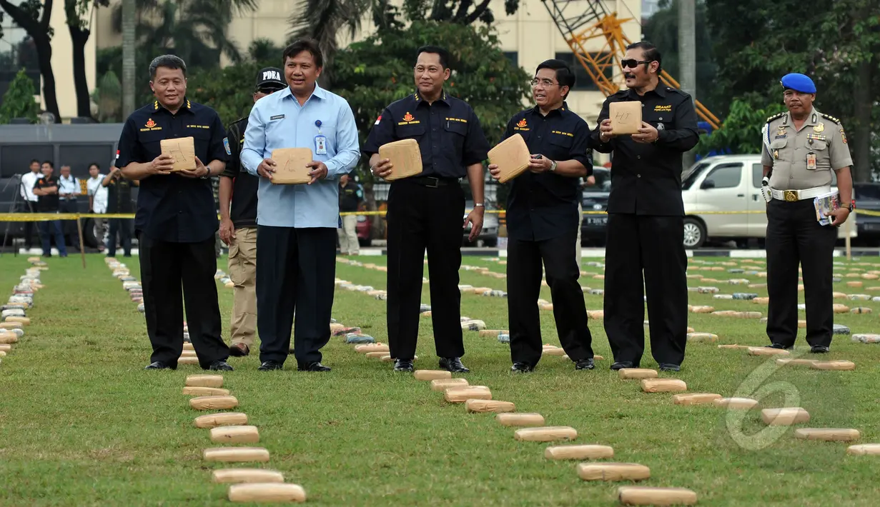 Kabareskrim Mabes Polri, Komjen Pol Budi Waseso (tengah) bersama petugas terkait menunjukan barang bukti ganja di Lapangan Bhayangkara, Jakarta, Senin (11/5/2015). 2,1 ton ganja kering asal Aceh diamankan Ditnarkoba Mabes Polri. (Liputan6.com/JohanTallo)