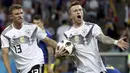 Gelandang Jerman, Marco Reus, merayakan gol ke gawang Swedia pada laga grup F Piala Dunia di Stadion Fisht, Sochi, Sabtu (23/6/2018). Jerman menang 2-1 atas Swedia. (AP/Thanassis Stavrakis)