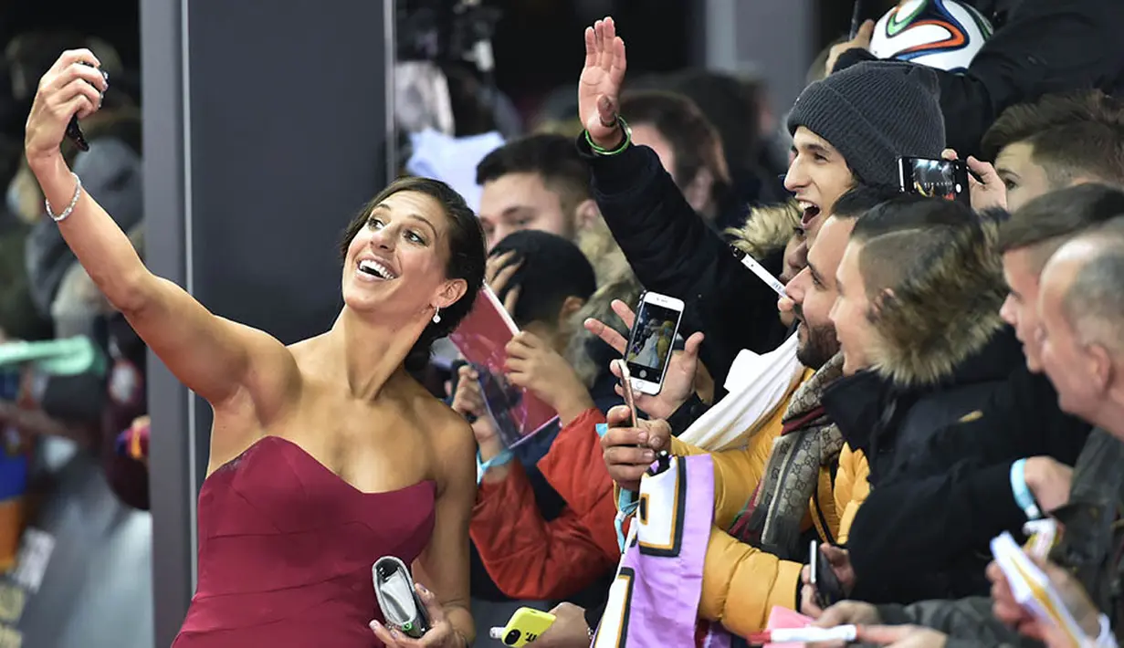 Carli Lloyd terpilih sebagai penerima penghargaan FIFA Ballon d'Or 2015 untuk Pesepak bola Wanita Terbaik Dunia 2015. Carli Lloyd berfoto dengan penggemar sebelum acara dimulai, Selasa, (12/1/2016) dini hari WIB. ((AFP/Michael Bulholzer)