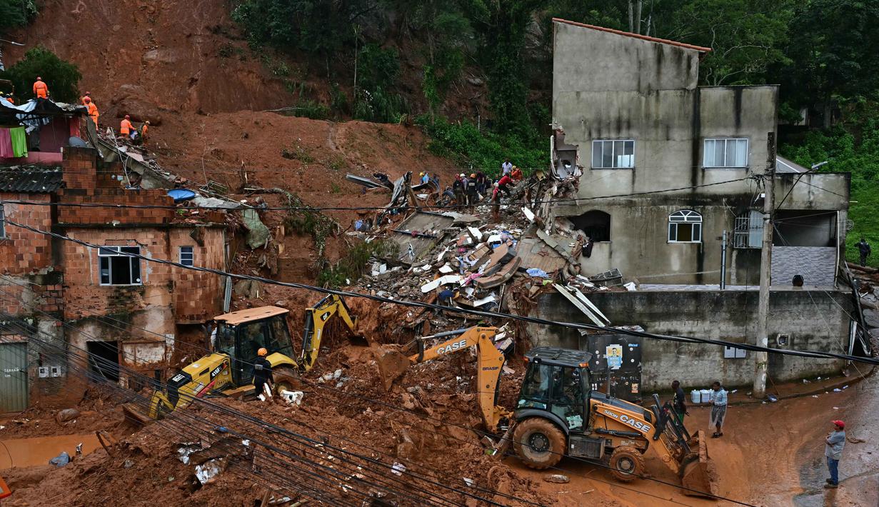 Kota Juiz de Fora menjadi wilayah terdampak paling parah, tercatat sedikitnya terdapat 18 korban. Tampak dalam foto, tim penyelamat mencari korban di tengah reruntuhan setelah tanah longsor akibat hujan lebat di lingkungan Barrio Parque Jardim Burnier, Juiz de Fora, Negara Bagian Minas Gerais, Brasil, pada 24 Februari 2026. (Pablo PORCIUNCULA/AFP)