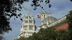 Balon udara berbentuk babi melayang di atas Victoria and Albert Museum di London, Inggris, Rabu (31/8). Balon babi berwarna pink itu untuk mempromosikan pameran grup band "Pink Floyd" yang akan dibuka mulai bulan Mei 2017. (REUTERS/Peter Nicholls)