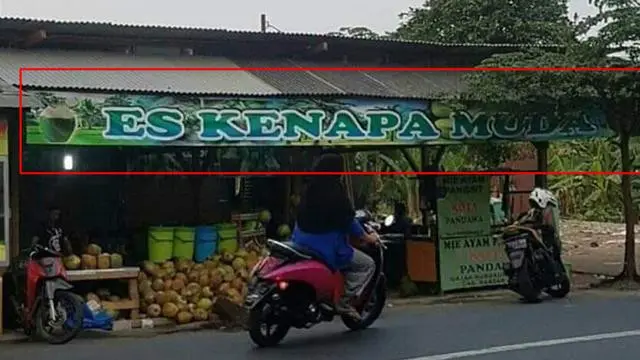 6 Tulisan Typo di Spanduk Warung Es Kelapa Muda Ini Bikin Tepuk Jidat