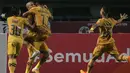 Persebaya malah harus kebobolan jelang laga bubar. Anderson Salles memanfaatkan miskomunikasi di barisan pertahanan Persebaya yang menghasilkan gol penyeimbang bagi The Guardian.(Bola.com/Bagaskara Lazuardi)