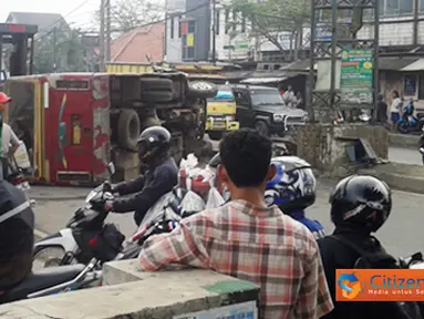 Citizen6, Cikarang: Sebuah minibus terbalik setelah menabrak gapura didekat pom bensin Cikarang. Mengakibatkan kemacetan di jalur arah cikarang utara dari telga murni hingga terminal baru cikarang. (Pengirim: Ahmad Syaiful)