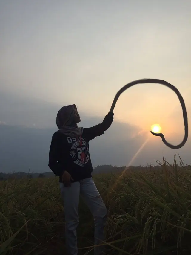 Hasil Edit Foto Pegang Matahari oleh Warganet