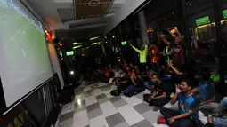 Sejumlah anggota IndoBarca (komunitas suporter klub sepak bola, Barcelona) menggelar acara nonton bareng laga "Blaurgrana" kontra Malaga di Pasar Festival, Jakarta, (21/2/2015). (Liputan6.com/Helmi Fithriansyah)