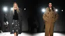 Foto kolase model Kendall Jenner dan Gigi Hadid saat mempersembahkan kreasi Prada selama Koleksi Wanita Musim Gugur-Musim Dingin 2023-2024 sebagai bagian dari Fashion Week di Milan pada 23 Februari 2023. (AFP/Marco Bertorello)
