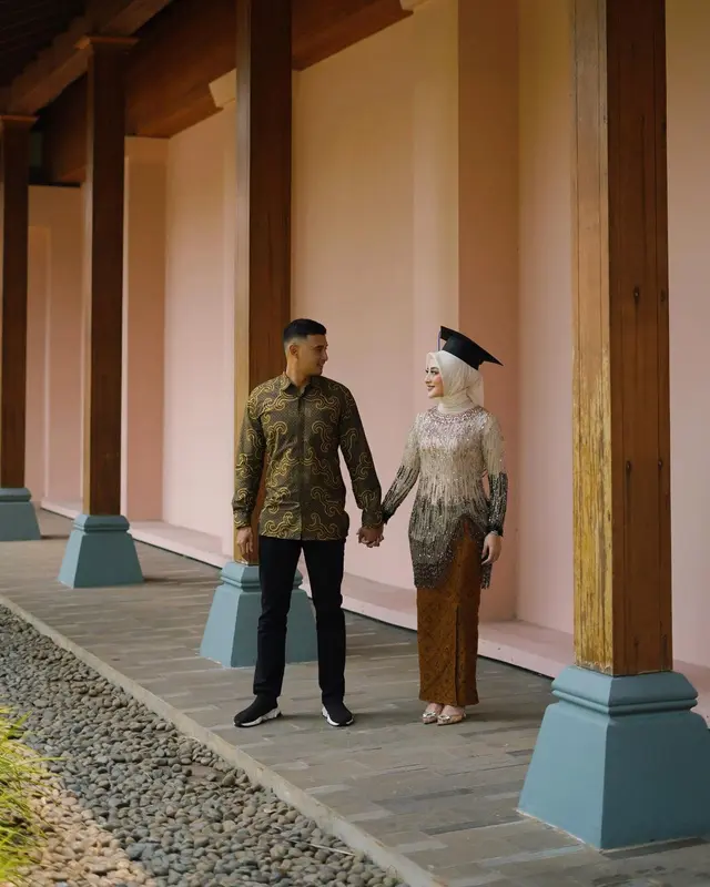 Resmi jadi Sarjana Hukum, 6 potret Margin Wieheerm berkebaya tampil memukau saat wisuda