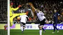 Penyerang Valencia, Paco Alcacer, berhasil mencetak gol penyeimbang ke gawang Real Madrid pada laga La Liga Spanyol. Gol itu dicetak pada menit ke 83, satu menit setelah gol dari Bale. (EPA/Biel Alino)