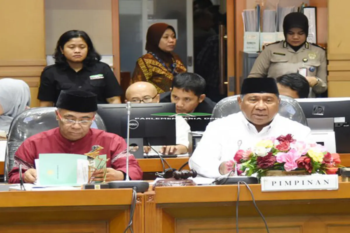 Ketua Komisi VIII DPR RI Ali Taher Parasong saat membacakan kesimpulan Rapat Kerja dengan Kementerian Agama dan Badan Pengelola Keuangan Haji (BPKH) di Gedung DPR RI, Senayan, Jakarta, Kamis (24/5/2018).