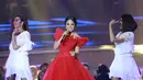 Mengenakan busana merah, Andien tampil luar biasa dalam konser 'Sound of Love'. (Deki Prayoga/Bintang.com)