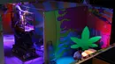 Pekerja menyelesaikan pengerjaan di Cannabition Cannabis Museum, Las Vegas, AS, Selasa (18/9). Museum ini menampilkan gelas bong yang lebih tinggi dari jerapah dan umbi ganja imitasi. (AP Photo/John Locher)