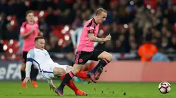 Pemain Inggris, Wayne Rooney (kiri), melanggar pemain Skotlandia, Leigh Griffiths, dalam laga Grup F Kualifikasi Piala Dunia 2018 di Stadion Wembley, Jumat (11/11/2016) waktu setempat. (Action Images via Reuters/Carl Recine)