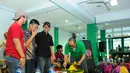 Para kru dan pemain ABG Jadi Manten menggelar acara berbagi bersama 150 anak yatim di Petamburan, Jakarta, Selasa (5/8/14). (Liputan6.com/Andrian M Tunay)