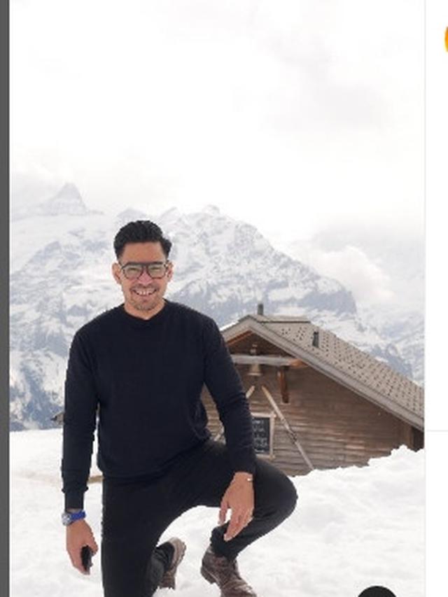 Robby Purba liburan di Austria dan Swiss, pertama kali lihat hujan salju (Foto: Instagram robbypurba)